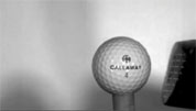 Un palo de golf golpea una pelota