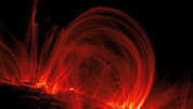 Arcos coronales de plasma solar