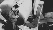 Edwin Hubble observando el cielo