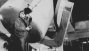 Ver imagen: Edwin Hubble observando el cielo