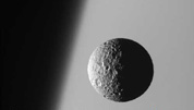 Mimas con el planeta Saturno al fondo